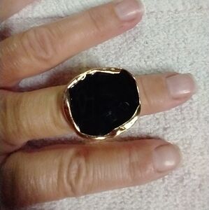 Goldtone black stretch ring 💍8.5